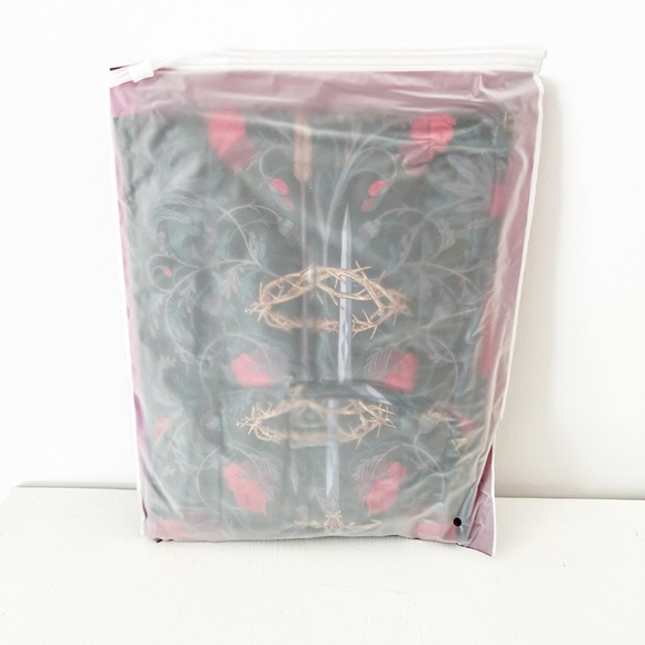 From Blood and Ash Jennifer Armentrout Puffy Quilted Book SLeeve Poppy Dagger - Picture 5 of 5